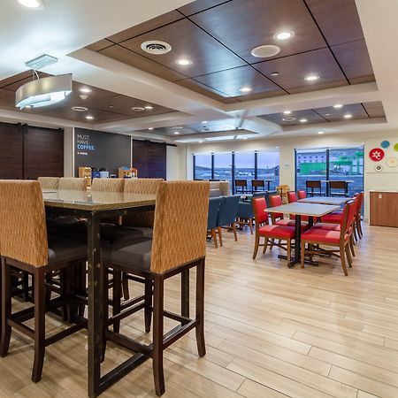 Holiday Inn Express & Suites Cedar Falls Exteriör bild