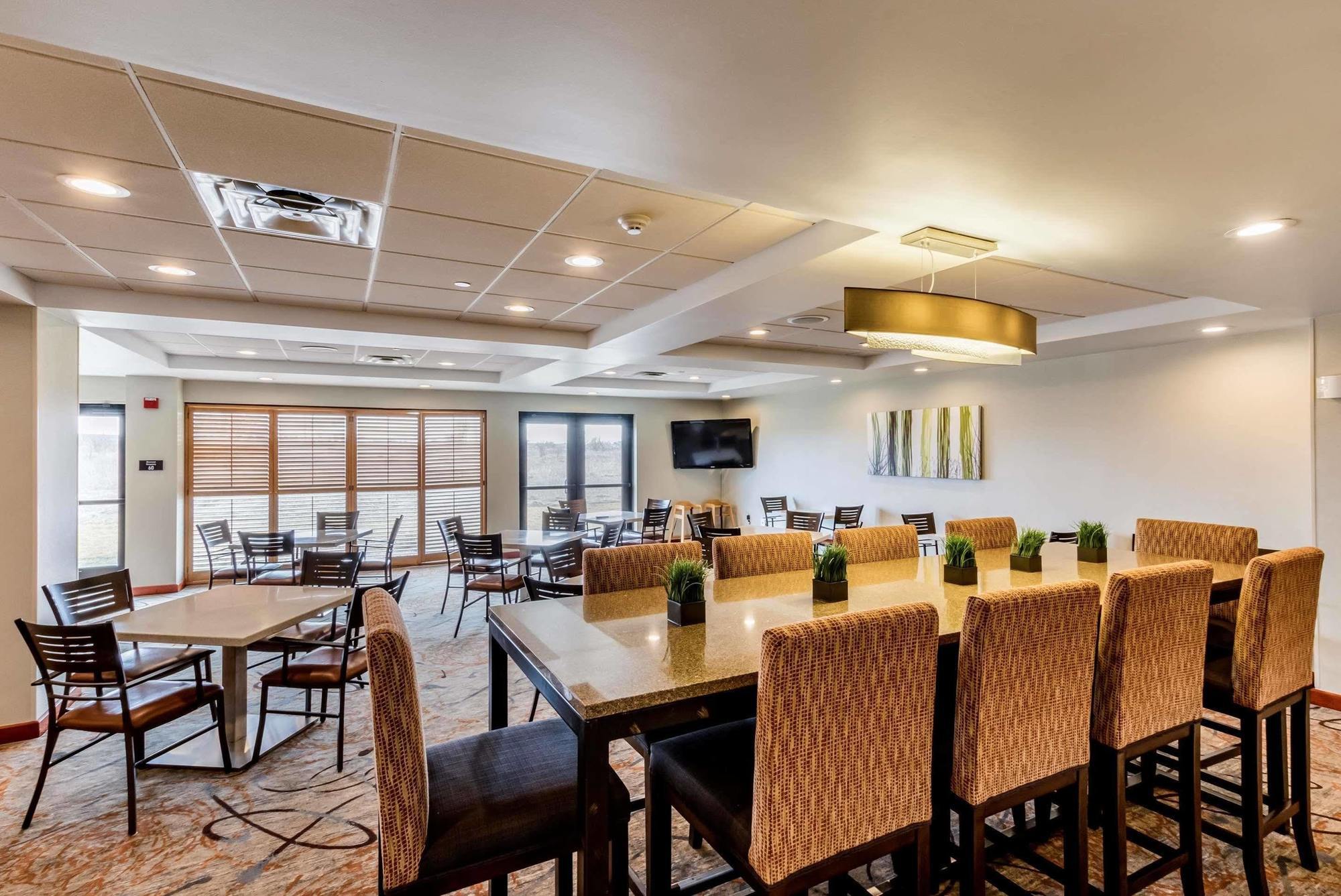 Holiday Inn Express & Suites Cedar Falls Exteriör bild